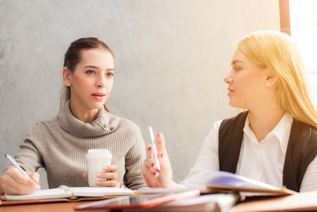 Abtippen von Drehbuechern im Homeoffice - Zusammenarbeit mit Drehbuchautoren