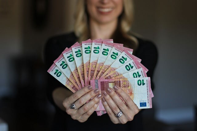 Nebenbei Geld verdienen als Frau